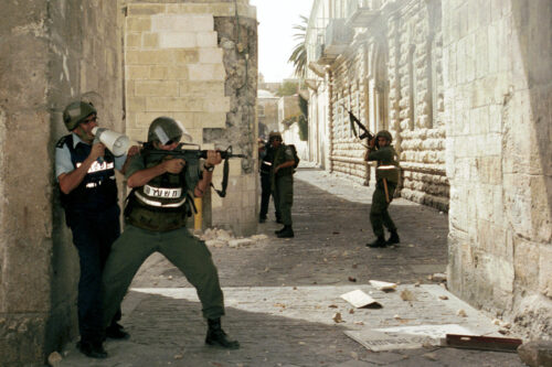 שוטרים בעיר העתיקה בירושלים בזמן האינתיפאדה השנייה (צילום: נתי שוחט / פלאש90)