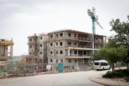 בנייה בשכונה חדשה בהתנחלות אלון שבות, ב-23 במאי 2023 (צילום: גרשון אלינסון / פלאש90)