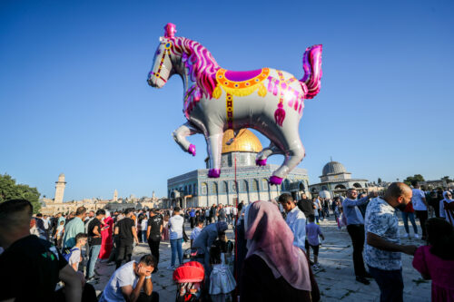 פלסטינים חוגגים את עיד אל אדחא באל אקצא, ב-28 ביוני 2023 (צילום: ג'מאל עוואד / פלאש90)