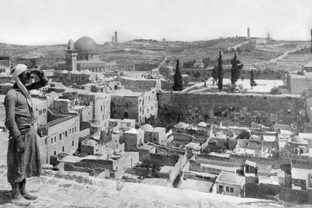 פלסטיני משקיף מעל שכונת המוגרבים בירושלים, 1917