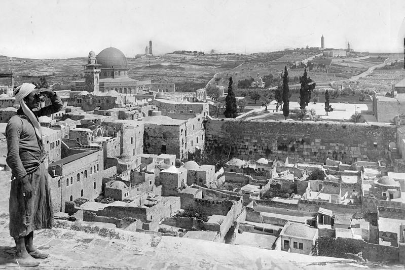 פלסטיני משקיף מעל שכונת המוגרבים בירושלים, 1917