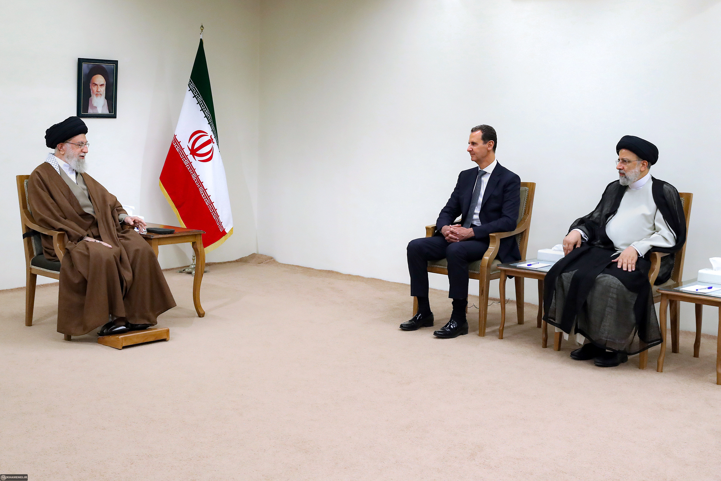 הקשרים הטובים התחילו לפני עשרות שנים. הנשיא בשאר אל-אסד עם המנהיג הרוחני של איראן עלי ח'מינאי, מאי 2022 (צילום: CC BY 4.0)