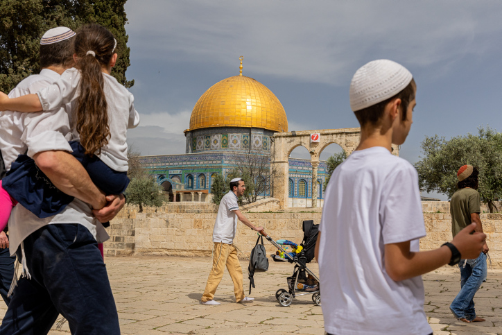 יהודים מבקרים תחת שמירה במתחם אל-אקצה/הר הבית, פסח, אפריל 2023