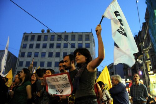 מפלגות האופוזיציה בטורקיה עבדו מלמעלה למטה במקום הפוך. מפגינה במחאה של האיגודים המקצועיים באיסנטבול (צילום: ג'ואנה אירזאבק CC BY 2.0)