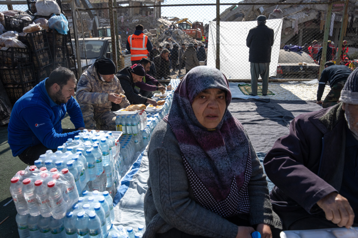 פעלו עם נשים באזורים שהוכו ברעידת האדמה. אחרי רעידת האדמה בקאראמאנארס במזרח טורקיה, פברואר 2023 (צילום: אריק מרמור / פלאש 90)