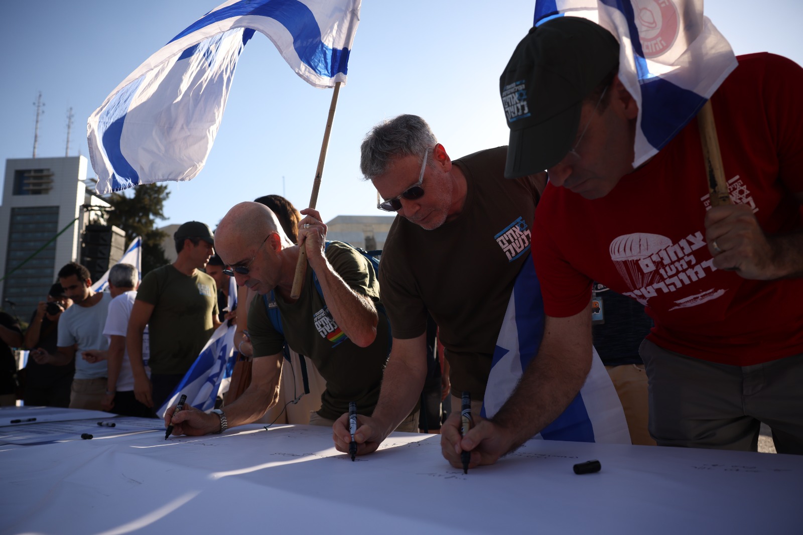 הסרבנות מערערת על מוסכמות עמוקות בחברה הישראלית. מילואמניקים חותמים על הפסקת התנדבות, יולי 2023 (צילום: אורן זיו)