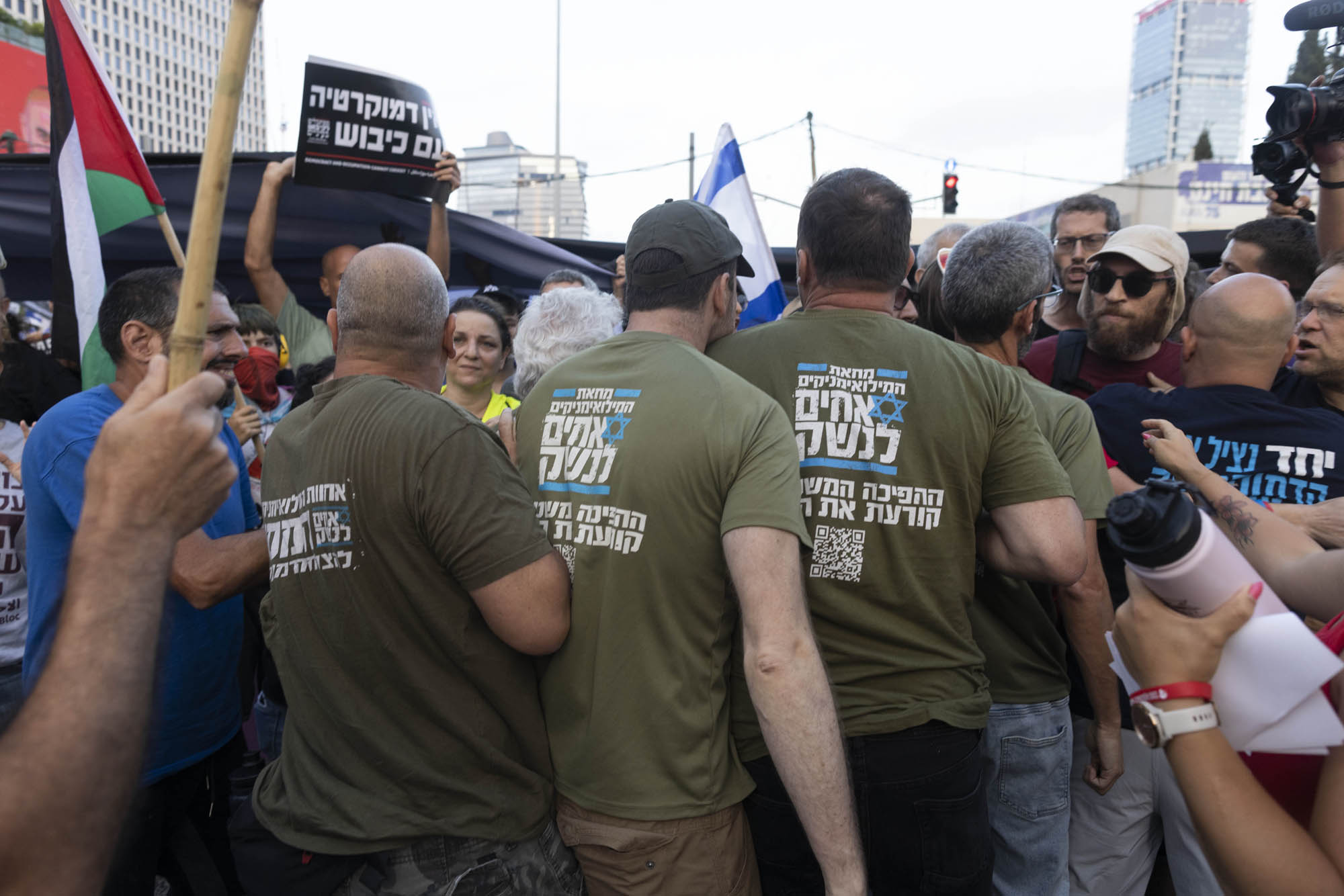 נכנסו להם לטריטוריה. פעילים של "אחים לנשק" תוקפים צעדה של הגוש נגד הכיבוש בקפלן, 1 ביולי 2023 (צילום: אורן זיו)