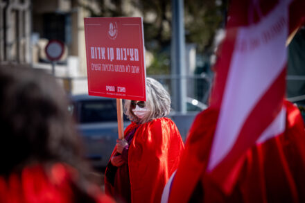 מפגינות מול משרד ראש הממשלה בירושלים, ב-2 באפריל 2023 (צילום: יונתן זינדל / פלאש90)