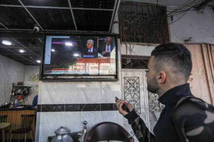 פלסטיני בביתו ברפיח, צופה בנאומו של נשיא הרשות הפלסטינית, אבו מאזן, באירוע לציון 75 שנה לנכבה באו"ם, ב-15 במאי 2023 (צילום: עבד רחים חטיב / פלאש90)