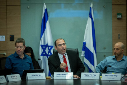 יו"ר ועדת החוקה, חוק ומשפט, ח"כ שמחה רוטמן, בדיון על ביטול עילת הסבירות, ב-3 ביולי 2023 (צילום: יונתן זינדל / פלאש90)