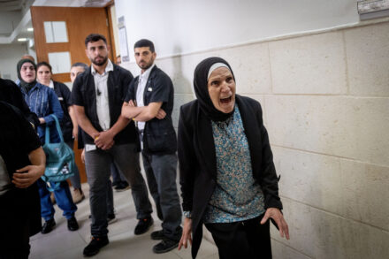 השופטת נתנה קארט בלאנש לכל שוטר להרוג כל פלסטיני בכל מצב ובכל מקום. אימו של איאד אלחלאק אחרי זיכויו של השוטר שהרג אותו (צילום: יונתן זינדל / פלאש 90)