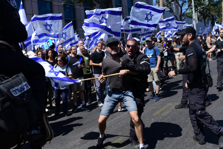 ההפגנות הן המכשיר לליכוד השורות של מתנגדי ההפיכה. עימות בין מפגינים לשוטרים במחאה בתל אביב, יולי 2023 (צילום: תומר נויברג / פלאש 90) 