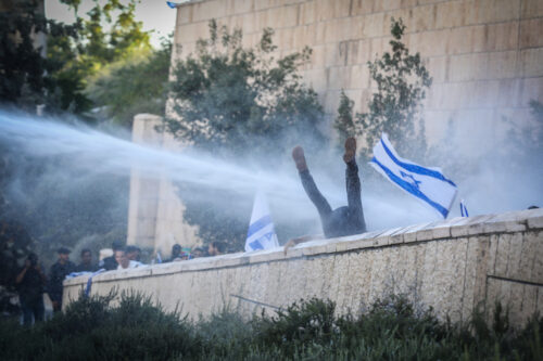 מפגינים נגד ההפיכה המשטרית מול מכת"זית משטרה בירושלים, ב-24 ביולי 2023 (צילום: נועם רבקין פנטון / פלאש90)