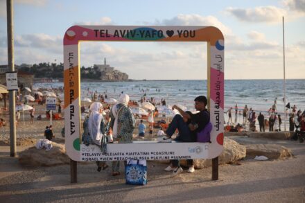 מוסלמים מבלים בחוף בתל אביב בחג הקורבן, יוני 2023 (צילום: אורן זיו)