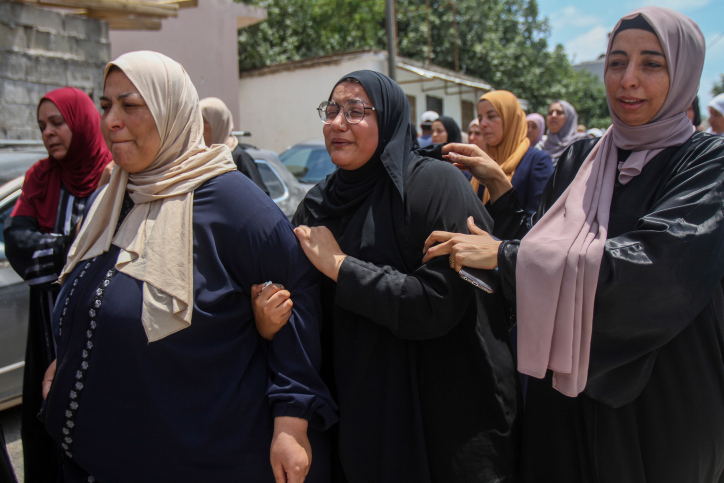 הפלסטינים ניסו לשתף פעולה עם החקירה. נשים באיסכאכא בלוויה של על חרב, יוני 2022 (צילום: נאסר שתייה / פלאש 90)