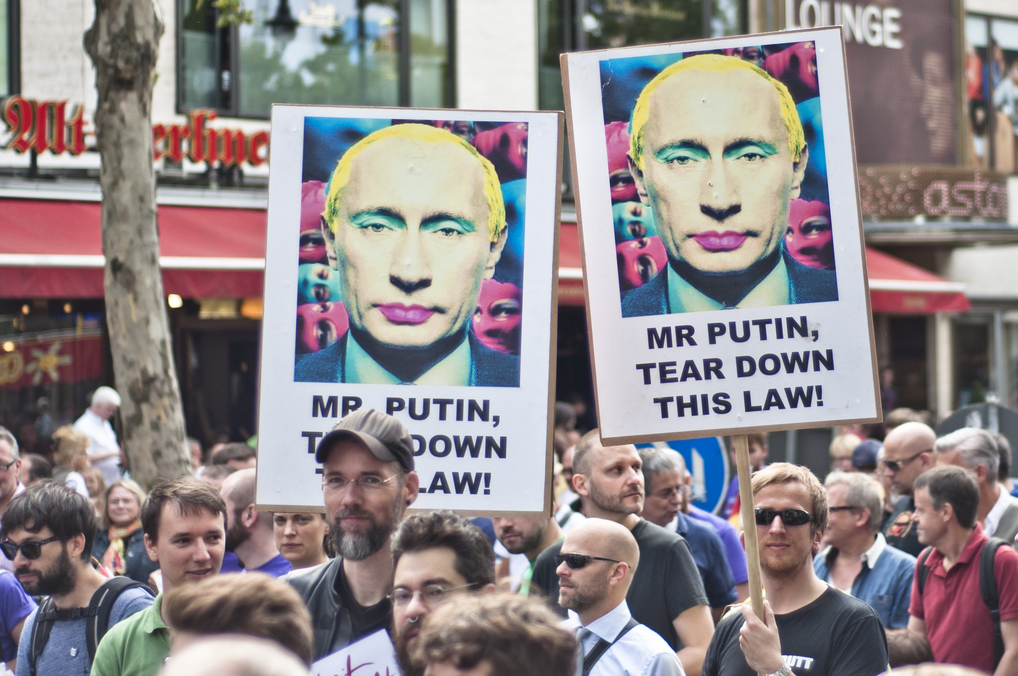 פוטין קידם חקיקה אנטי-להט"בית. הפגננה בברלין בהזדהות עם הלהט"בים ברוסיה, 2013 (צילום: מרקו פייבר CC BY SA 2.0) 