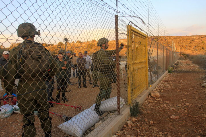 הרבש"ץ נעצר מול הגדר. חיילים ליד גדר הביטחון סביב אריאל, נובמבר 2022 (צילום: נאסר שתייה / פלאש 90)