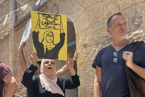 אחרי שנכנסו לבית בעיר העתיקה, נציג המתנחלים "הודה" למשפחה הפלסטינית שפונתה ממנו. נורה סוב לבן אחרי שגורשה מביתה (צילום: פרי ג'רוזלם)