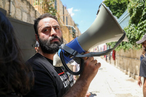 רפעת סוב לבן מול בית משפחתו בעיר העתיקה בירושלים, אחרי הפינוי, ב-11 ביולי 2023 (צילום: יהל גזית) רפעת סוב לבן מול בית משפחתו בעיר העתיקה בירושלים, אחרי הפינוי, ב-11 ביולי 2023 (צילום: יהל גזית)