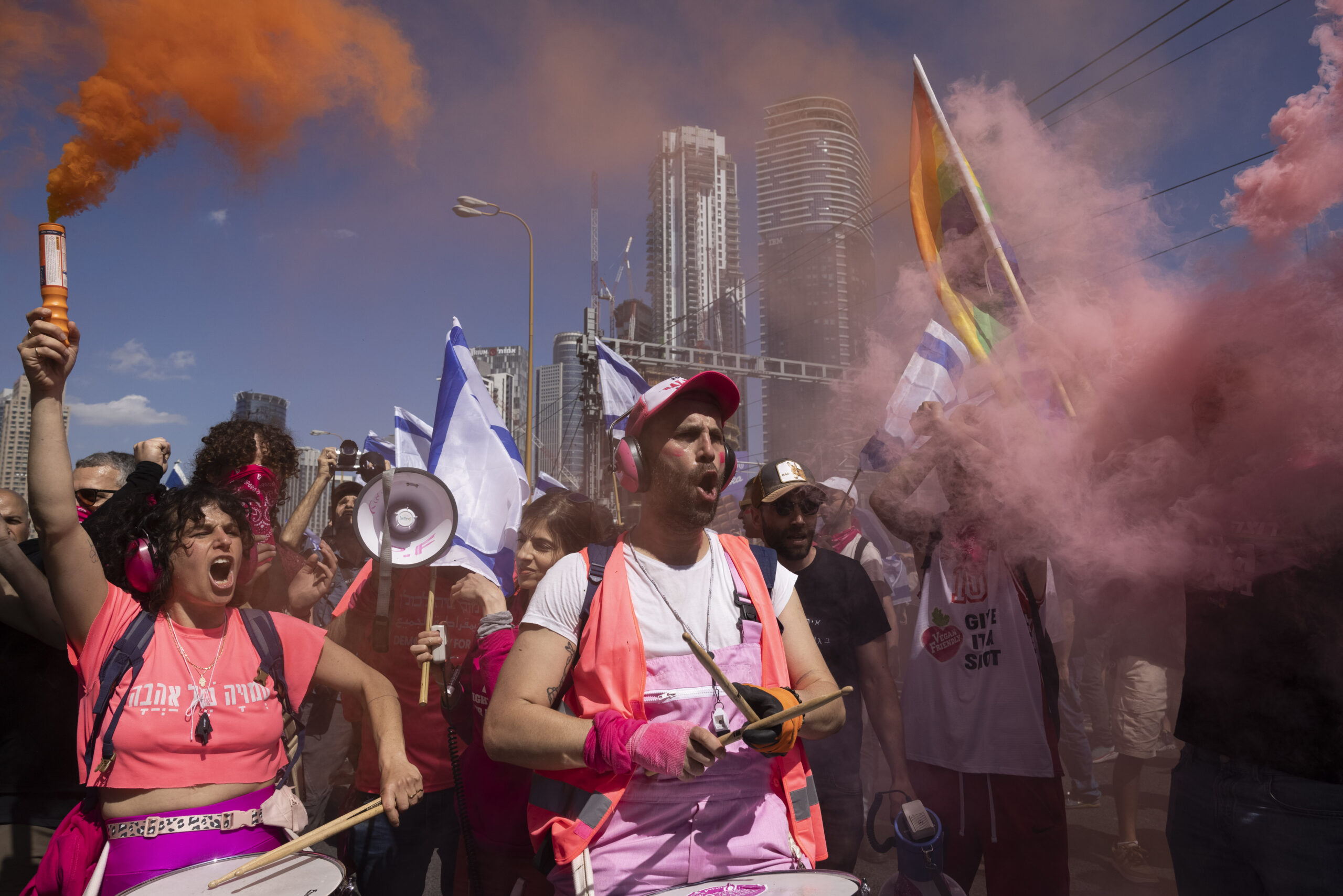 יניב סגל מהחזית הוורודה בהפגנה במרץ בתל אביב (צילום: אורן זיו)