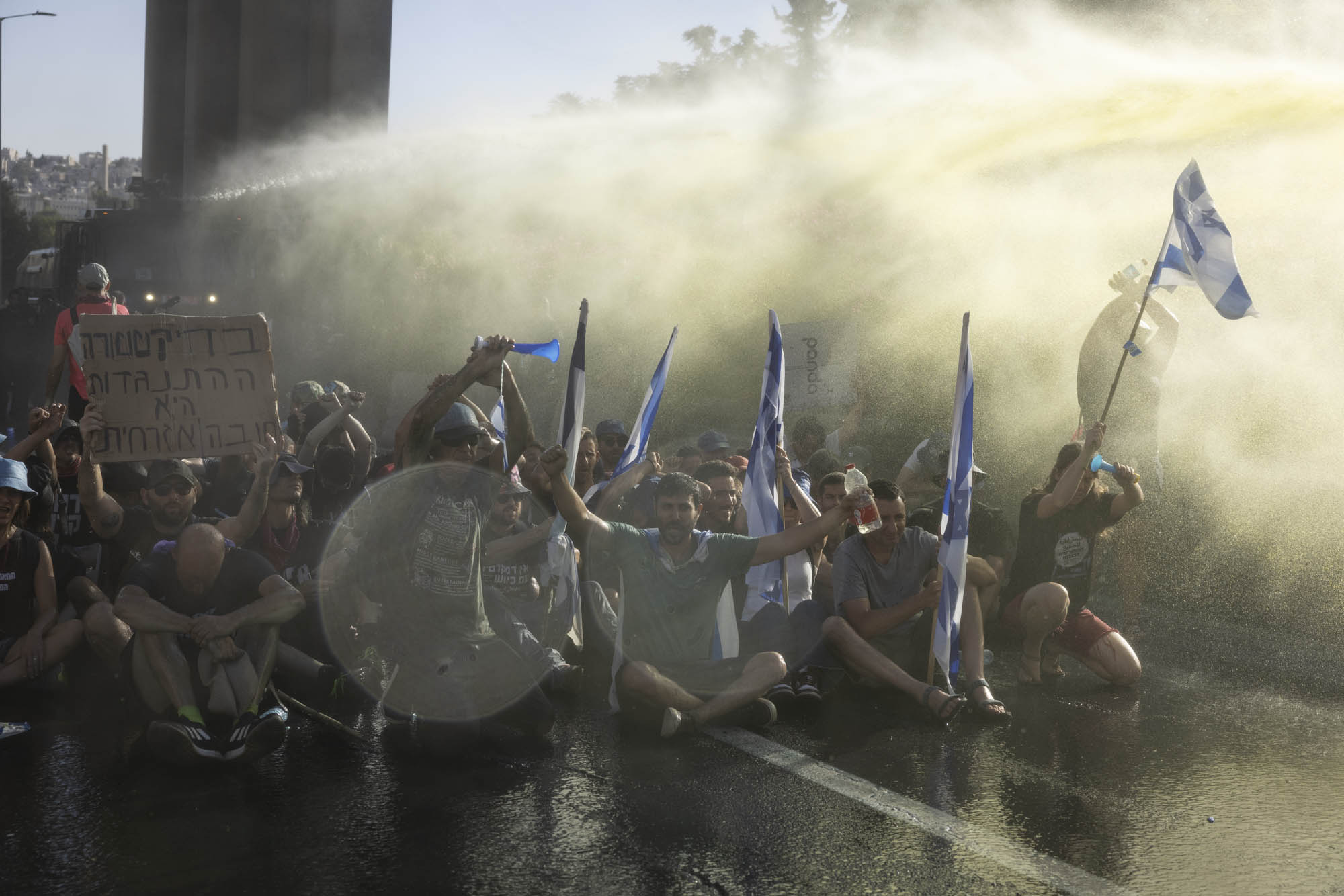 מפגינים חוסמים את דרך בגין בירושלים לאחר העברת חוק עילת תהסבירות, 24 ביולי 2023 (צילום: אורן זיו)