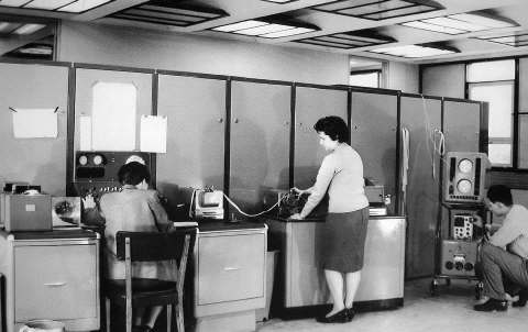 מחשב העל "קלמנטינה" באוניברסיטת בואנוס איירס, ב-1962 (צילום: Grete Stern)