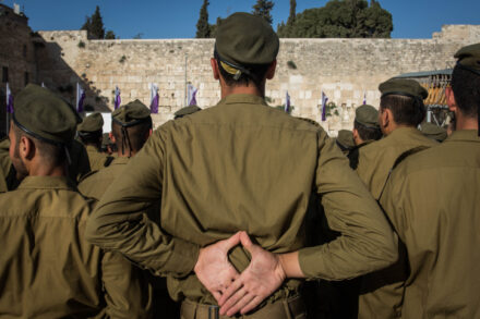 למדינת ישראל יש בעיה תיאולוגית עם היהדות, ליהדות יש בעיה תיאולוגית עם מדינת ישראל. חיילים בהשבעה בכותל, יוני 2016 (צילום: ז'ק וייסגראס / פלאש 90)