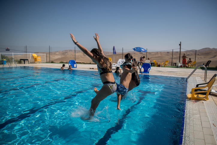ההתנחלויות נהנות מאספקת מים כמעט ללא הגבלה. בריכת שחייה בוורד יריחו בבקעת הירדן, יולי 2020 (צילום: יונתן זינדל / פלאש 90) 