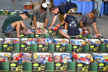 מתנדבים אורזים חבילות מזון לנזקקים, בספטמבר 2021 (צילום: מיכאל גלעדי / פלאש90)
