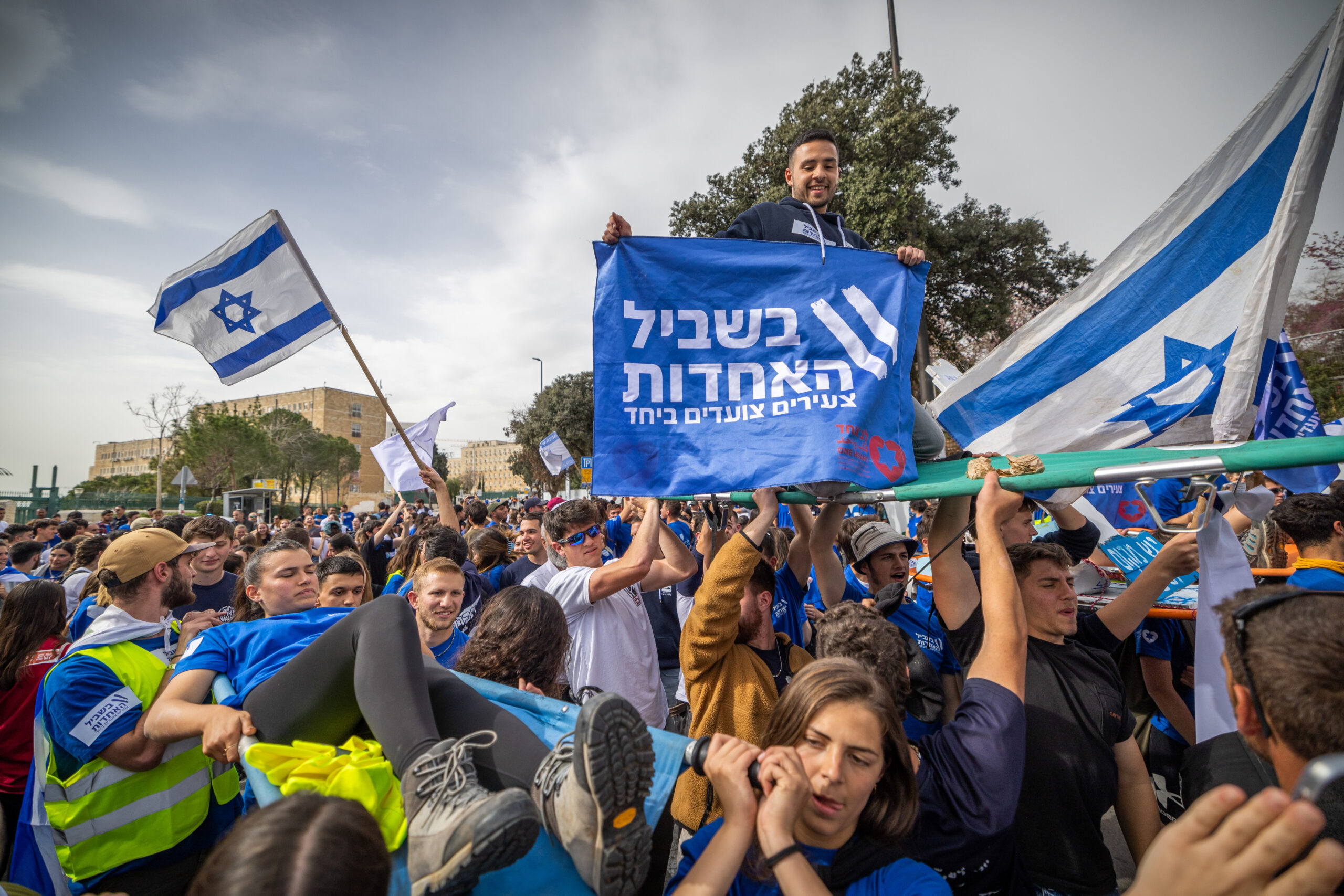 צעירים ישראלים קוראים לאחדות מול הכנסת, ב-23 במרץ 2023 (צילום: יונתן זינדל / פלאש90). למצולמים אין קשר לכתבה