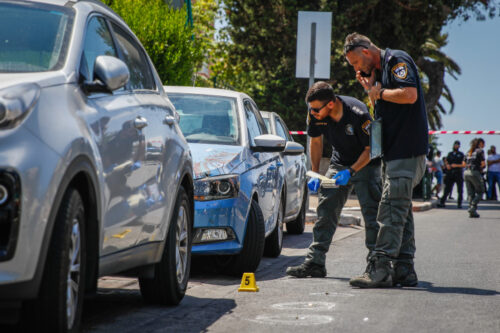 מציאות שאי אפשר לסבול אותה. שוטרים בוחנים זירת רצח בחיפה, יולי 2023 (צילום: שיר טורם / פלאש 90)