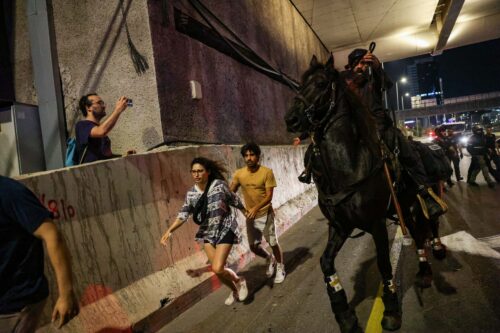 הסוסים שתוקפים את המפגינים בקפלן תוקפים את הפלסטינים עשרות שנים. סוס משטרה מול מפגינים באיילון, יולי 2023 (צילום: חיים גולדברג / פלאש 90)