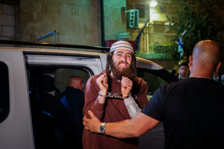 לא מניעים תמימים. אלשיע ירד, שקרא בעבר למחוק את חווארה, מובא למעצר בקשר להרג הפלסטיני בבורקה, אוגוסט 2023 (צילום: חיים גולדברג / פלאש 90)