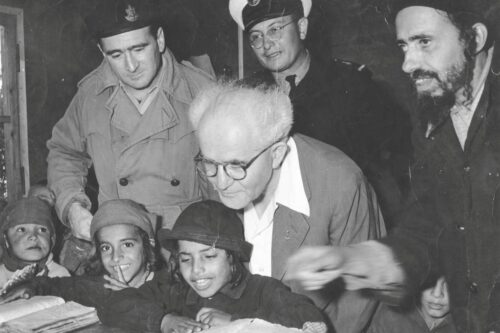 בן גוריון עם ילדים עולי תימן במעברה, ב-1950 (צילום: באדיבות ארכיון צה"ל במשרד הביטחון)