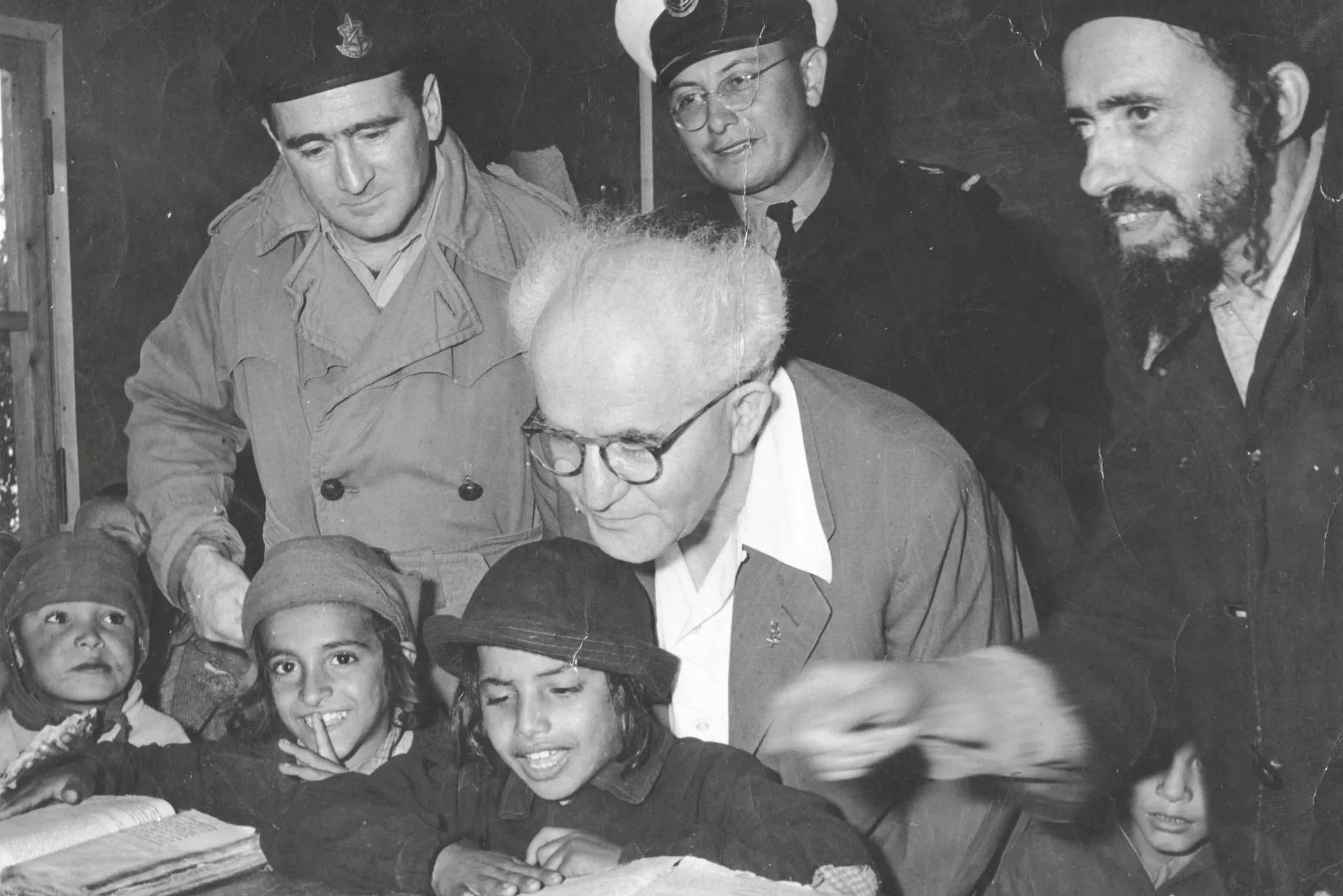 בן גוריון עם ילדים עולי תימן במעברה, בוחן ילדים בקריאה, ב-1950 (צילום: באדיבות ארכיון צה"ל במשרד הביטחון)