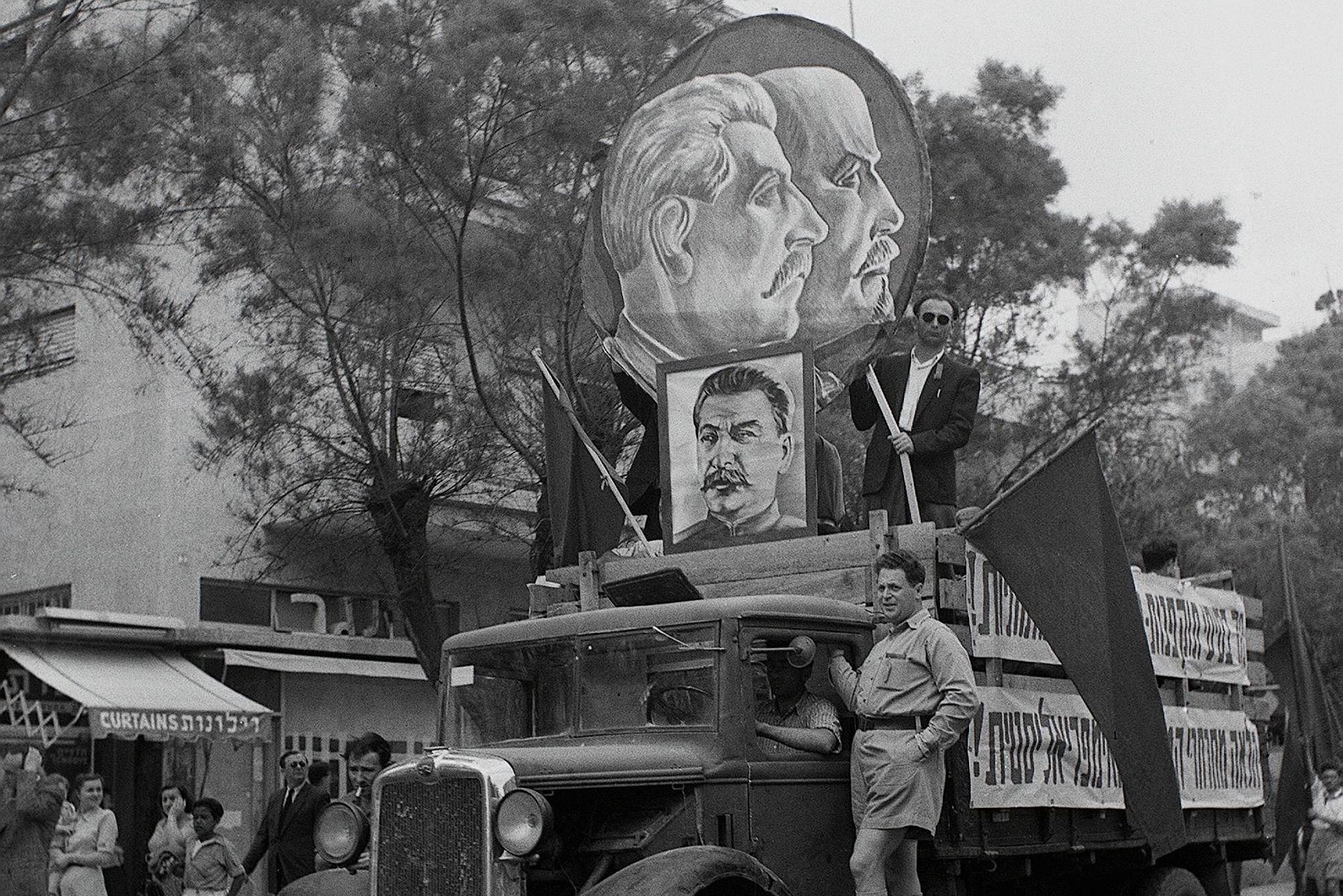התחנך על ברכי הסטליניזם של מפ"ם. משאית של מפם"ם במצעד ה-1 במאי 1949 בתל אביב (צילום: האנס פין / לע"מ)