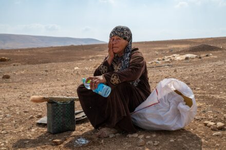 כמויות המים שמקבלים הפלסטינים נופלות מהמינימום שקובע ארגון הבריאות העולמי. פלסטינית אחרי הריסת ביתה בחומסה ליד בקעת הירדן (צילום: מתן גולן)