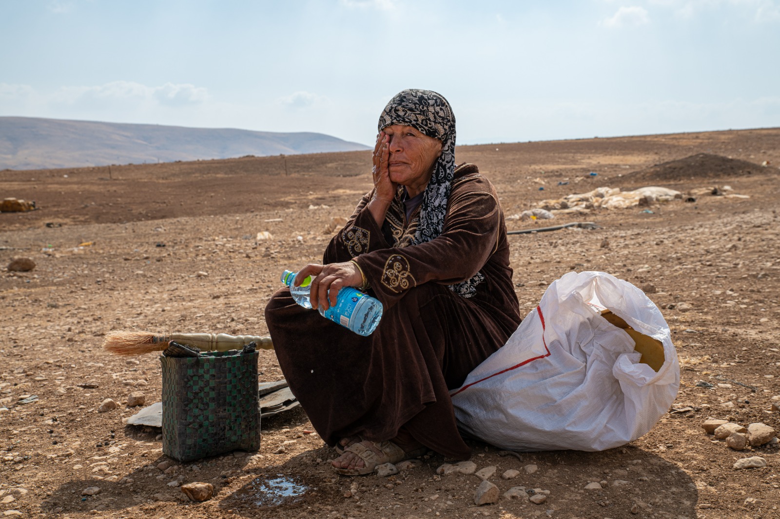 כמויות המים שמקבלים הפלסטינים נופלות מהמינימום שקובע ארגון הבריאות העולמי. פלסטינית אחרי הריסת ביתה בחומסה ליד בקעת הירדן (צילום: מתן גולן)