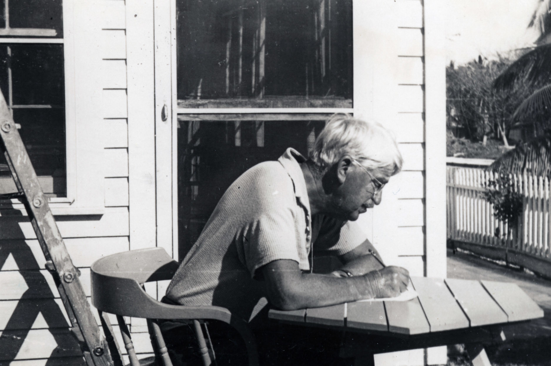 ג'ון דיואי עובד בביתו בקי ווסט (צילום: Monroe County Library Collection, CC BY 2.0 )