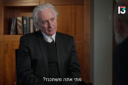 עו"ד ציון אמיר (צילום מסך מתוך הסדרה "קרועים" של רון כחלילי, רשת13)
