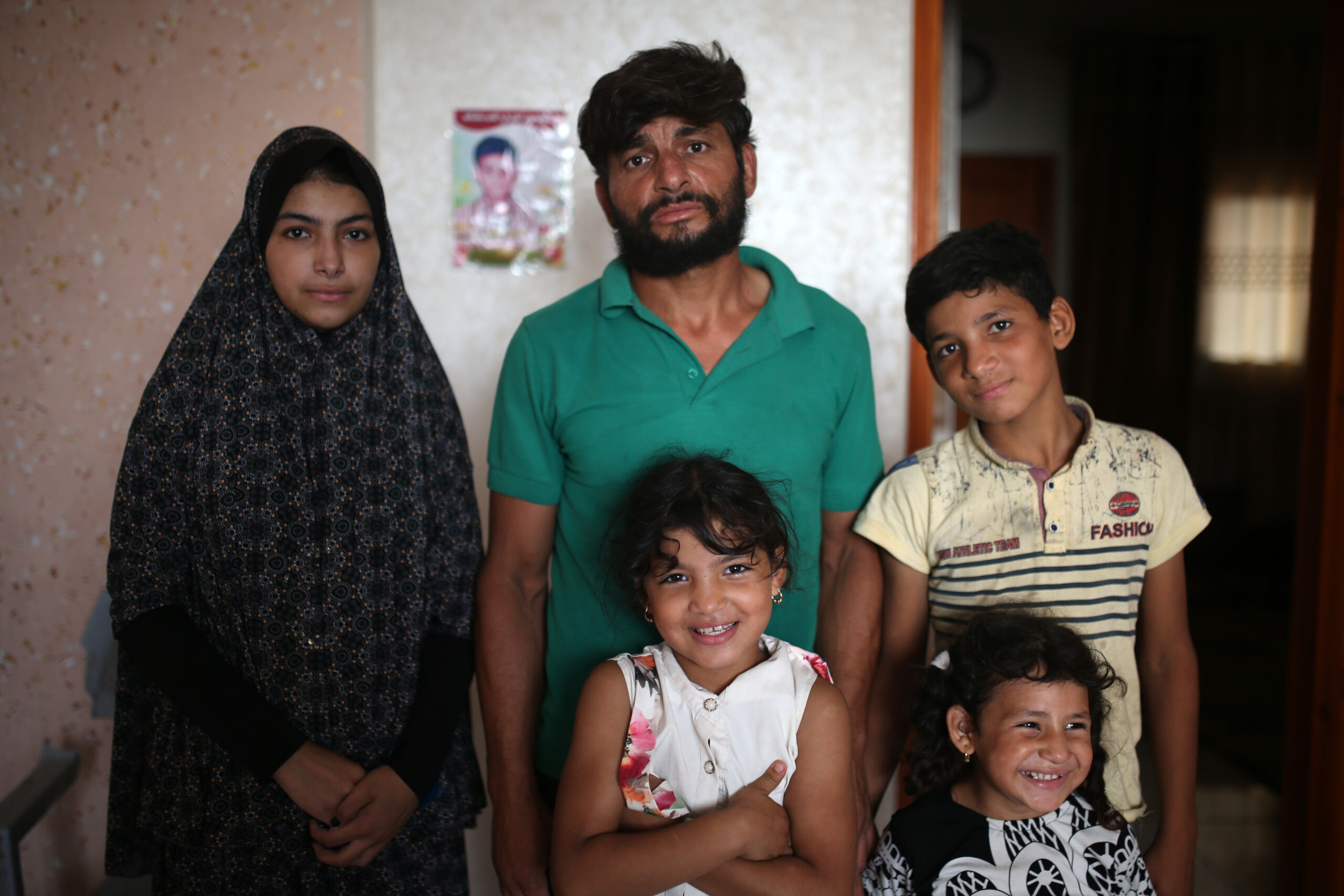 ערפאת אל-סרסק, אשתו ושלושה מילדיו (צילום: מוחמד זענון)