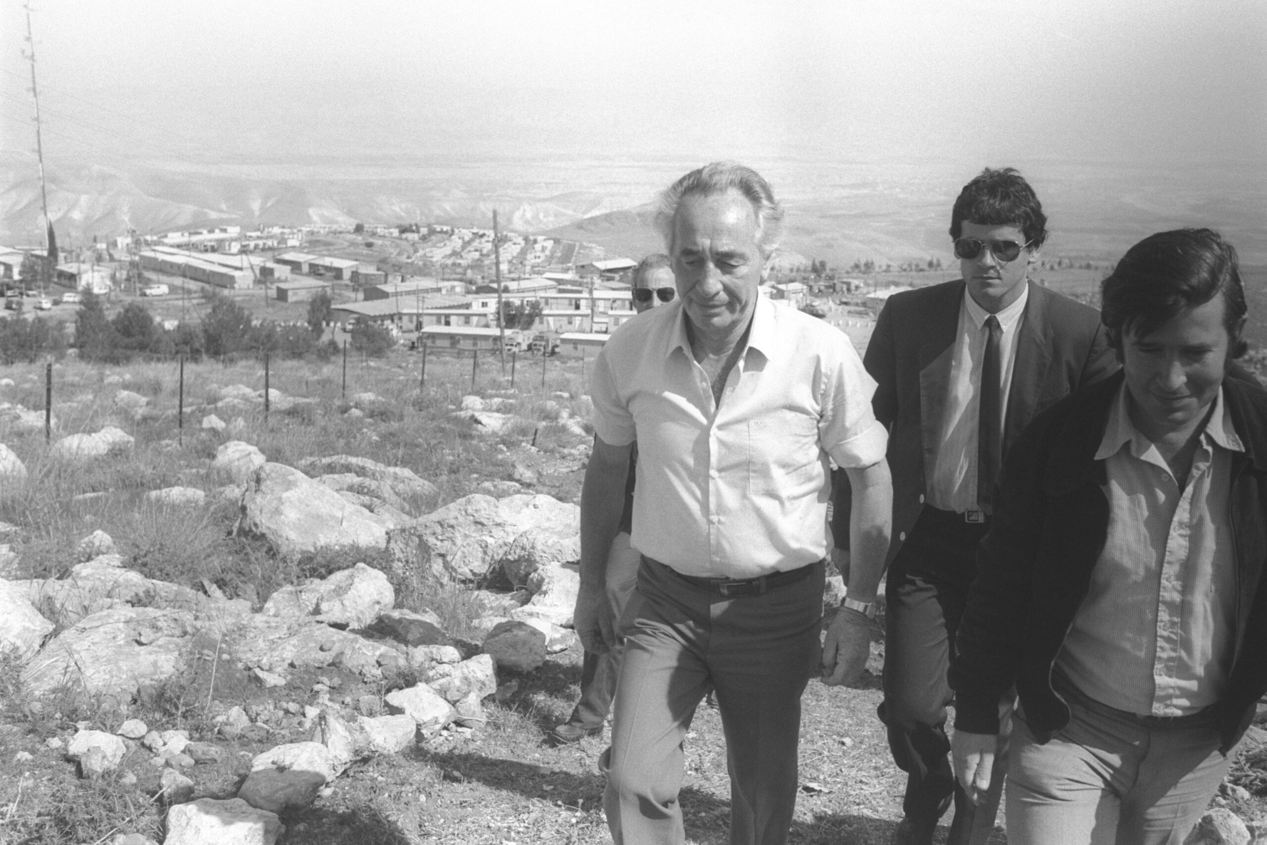 ראש הממשלה שמעון פרס מבקר בהתנחלות מעלה אפרים, 1985 (צילום: חנניה הרמן, לע"מ)