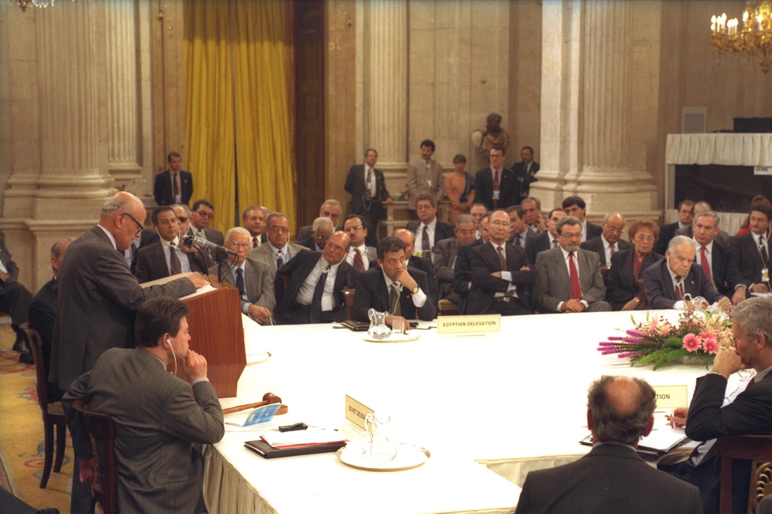 ד"ר חיידר עבד א-שאפי נושא דברים בוועידת מדריד, ב-30 באוקטובר 1991 (צילום: משה מילנר/לע"מ)