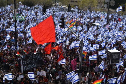 מפגינים נגד הרפורמה המשטרית מול הכנסת בירושלים, ב-27 במרץ 2023 (צילום: גילי יערי / פלאש90)