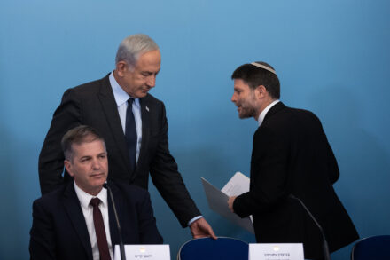 ראש הממשלה, בנימין נתניהו, שר האוצר, בצלאל סמוטריץ', ושר החינוך, יואב קיש, במסיבת עיתונאים במשרד ראש הממשלה בירושלים, ב-30 באפריל 2023 (צילום: אלכס קולומויסקי / פול)