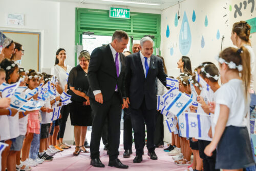 ראש הממשלה, בנימין נתניהו, ושר החינוך, יואב קיש, מבקרים בבית ספר בהתנחלות מעלה אדומים ביום הראשון ללימודים, ב-1 בספטמבר 2023 (צילום: אוליבייה פיטוסי / פול)