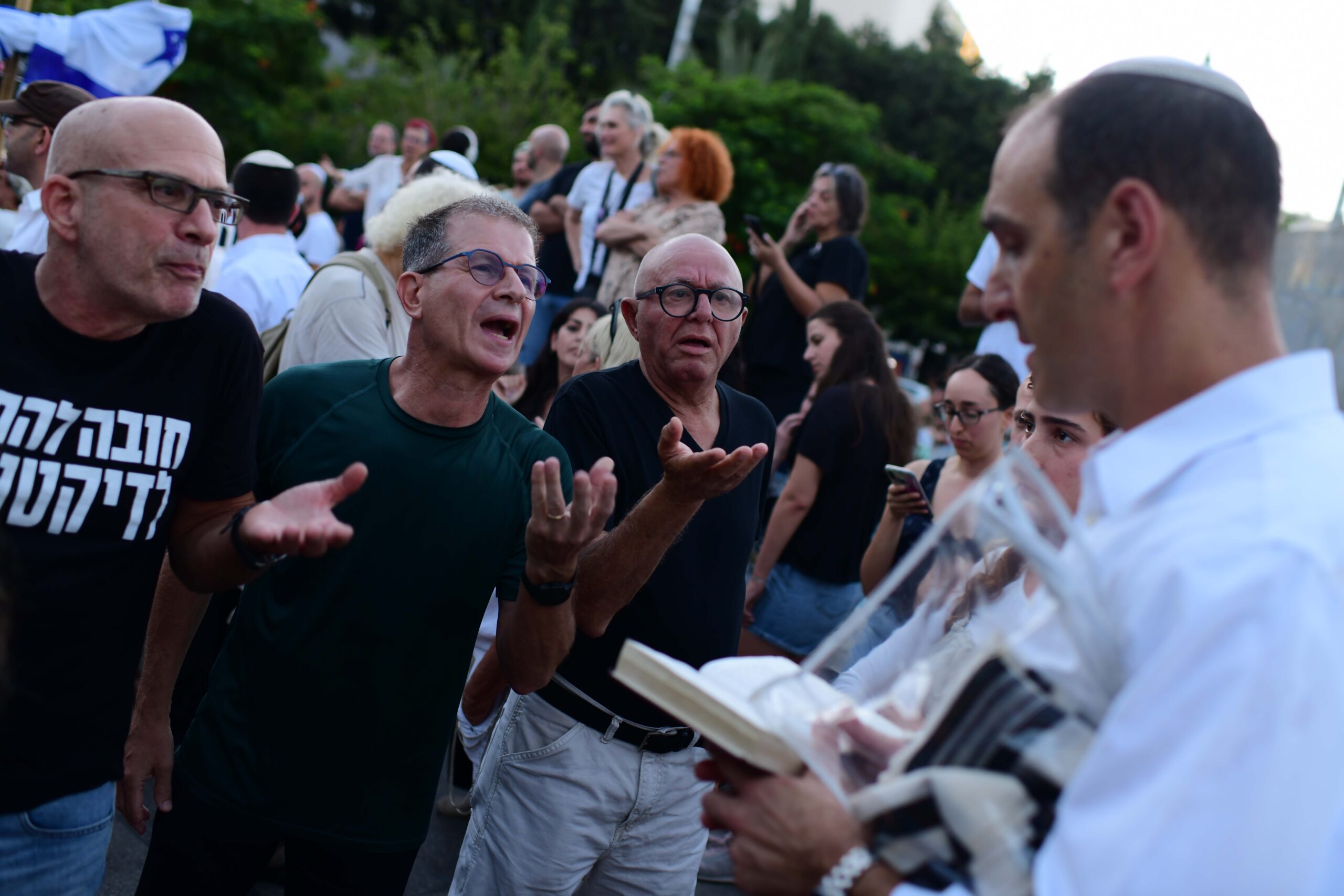 מוחים מול אנשי הגרעין התורני "ראש יהודי" בכיכר דיזינגוף ביום כיפור, 24 בספטמבר 2023 (צילום: תומר נויברג / פלאש90)