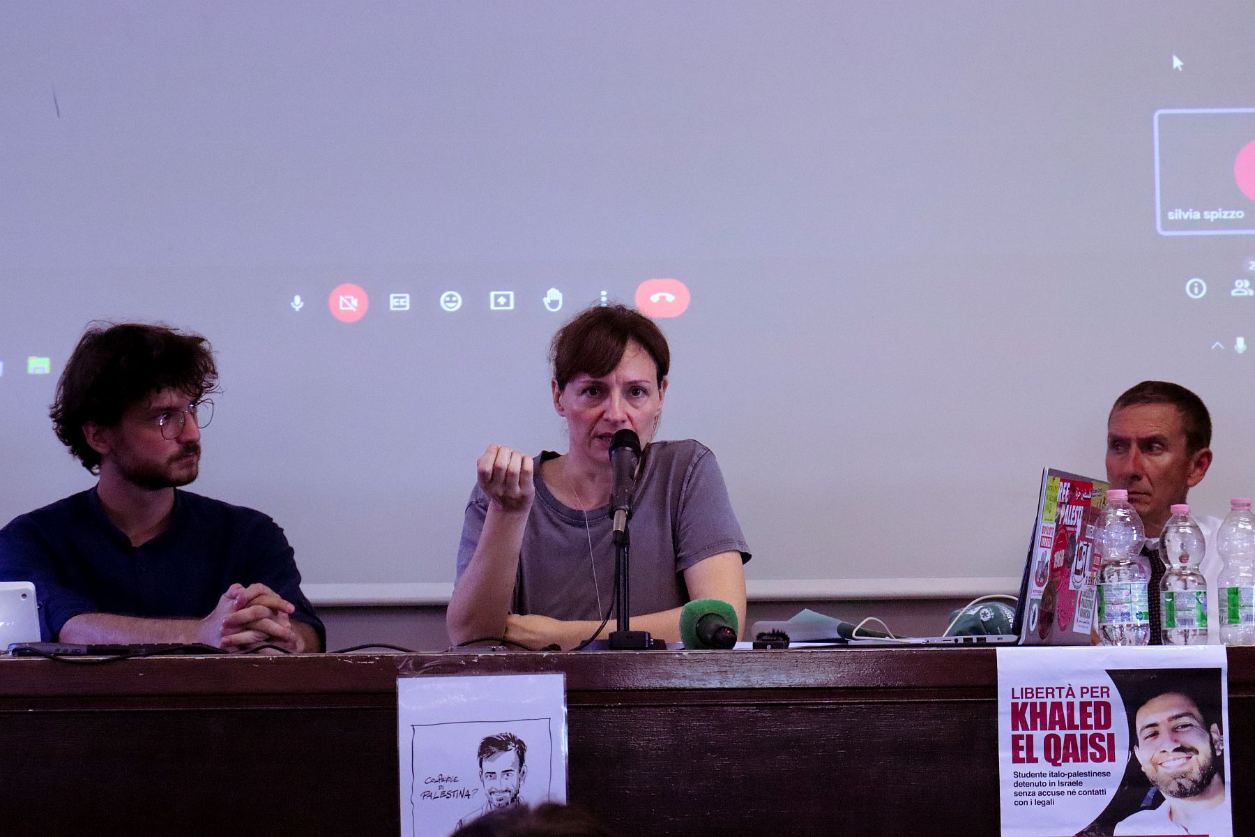 המחאה למען שחרורו צוברת תאוצה. פרנצ'סקה אנטונוצ'י, אשתו של ח'לאד אל-קאיסי (במרכז) באירוע למען שחרורו באוניברסיטה לא ספיינצה ברומא, ספטמבר 2023 (צילום: יאקופו סמריליו)