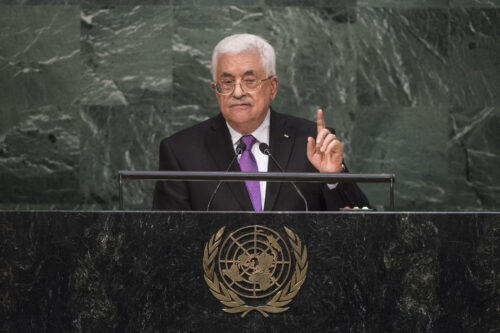 "הרשות הפלסטינית משתפת פעולה עם ישראל בפועל". הנשיא הפלסטיני מחמוד עבאס נואם בפני עצרת האו"ם ב-2015 (צילום: האומות המאוחדות) אני מתנצל בפני העם שלי על שדרדרתי את הנציגות הפוליטית שלו, את אש"ף. מחמוד עבאס נאום בפני עצרת האו"ם ב-2015 (צילום: האומות המאוחדות)