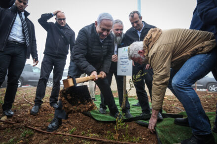 הליכי תכנון שלא דומים למה שקורה בתוך ישראל. ראש הממשלה בנימין נתניהו בנטיעת עצים בנתיב האבות, ינואר 2019 (צילום: מרק ישראל סלם / פול)